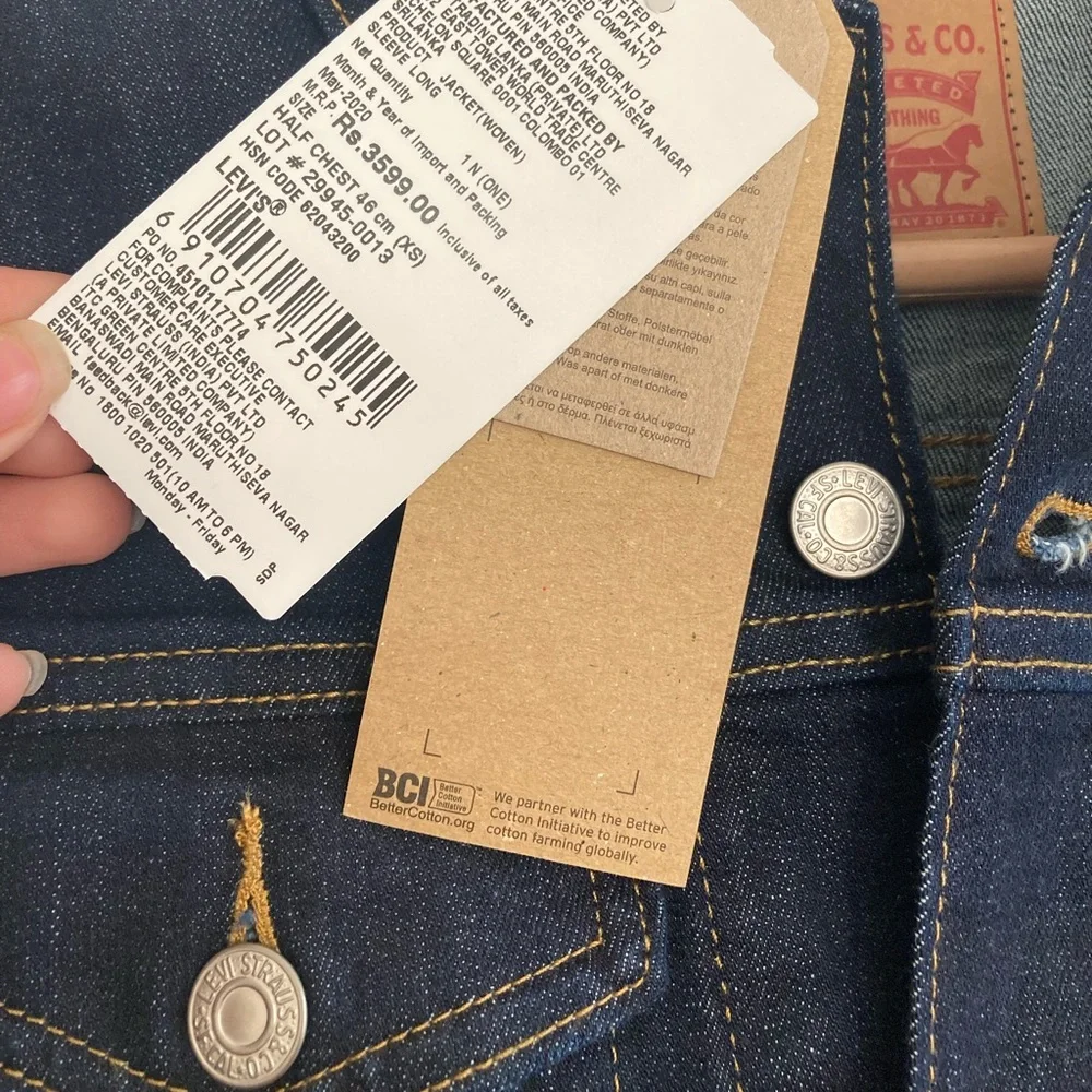 [ ₹900 ] Levis Women Denim Jacket - Picture 2 of 5